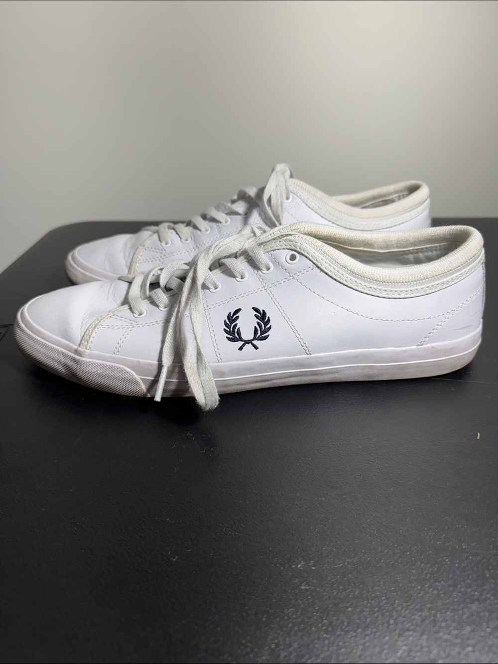 Fred Perry mens 10.5 leather low top trainer shoes sneakers EUC